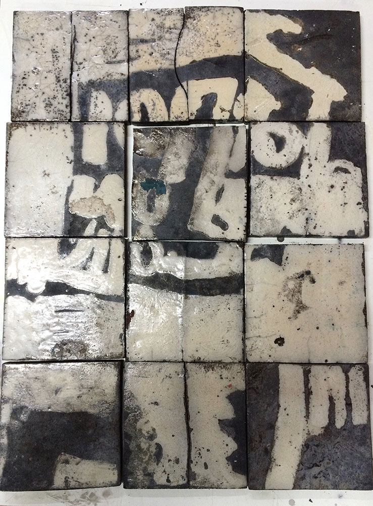 PANNEAU RAKU - RÉSOLUTION(S) Panneau de 12 carreaux réalisées lors d'un essai d'émaillage en Raku (Technique d'émaillage en cuisson rapide). 
Projet Résolution(s) / Centre National de Céramique d'Art - Sidi Kacem Jeliz / Tunis / 2016 
 
Toma-l ©