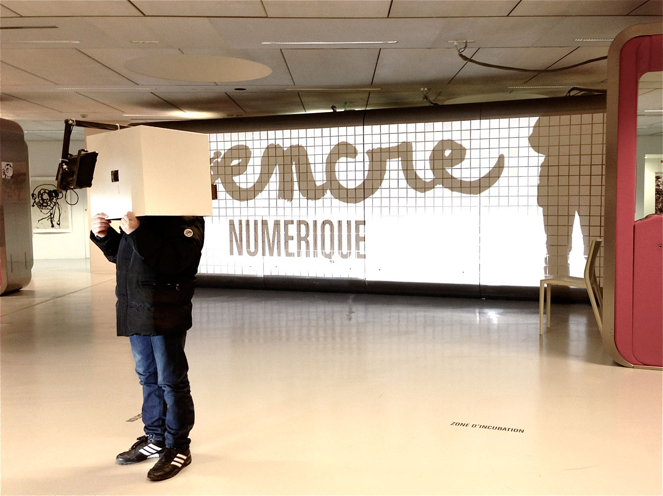 L'incubateur Le cube (retraite créative du projet Vas-y s’ouvre à son public.Un cube, un isoloir et surtout une expérience audio-visuelle pour (re)vivre un Jardin d’Hiver(s) dans lequel les membres du projet Vas-y se sont immergés durant 60 jours.
Installation proposée au cours de l'exposition Encre Numérique à la Gaïté Lyrique, Paris.  